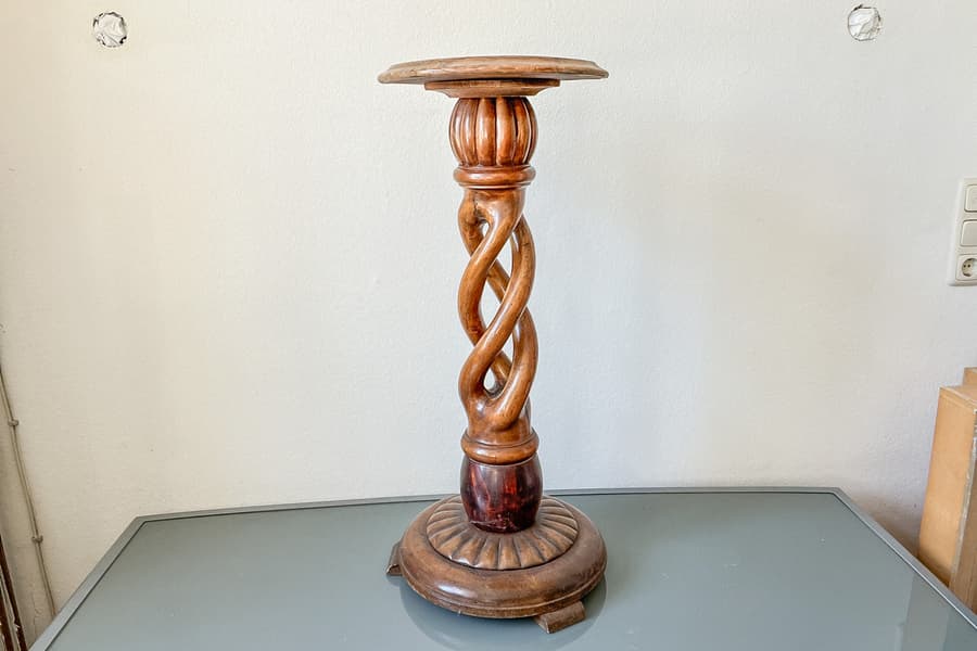 Blumensäule poliertes Walnussholz Barley-Twist Stil